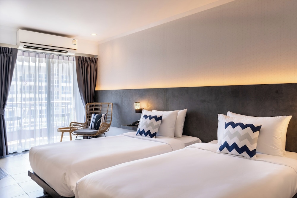 Deluxe Twin Room with Balcony and Pool View