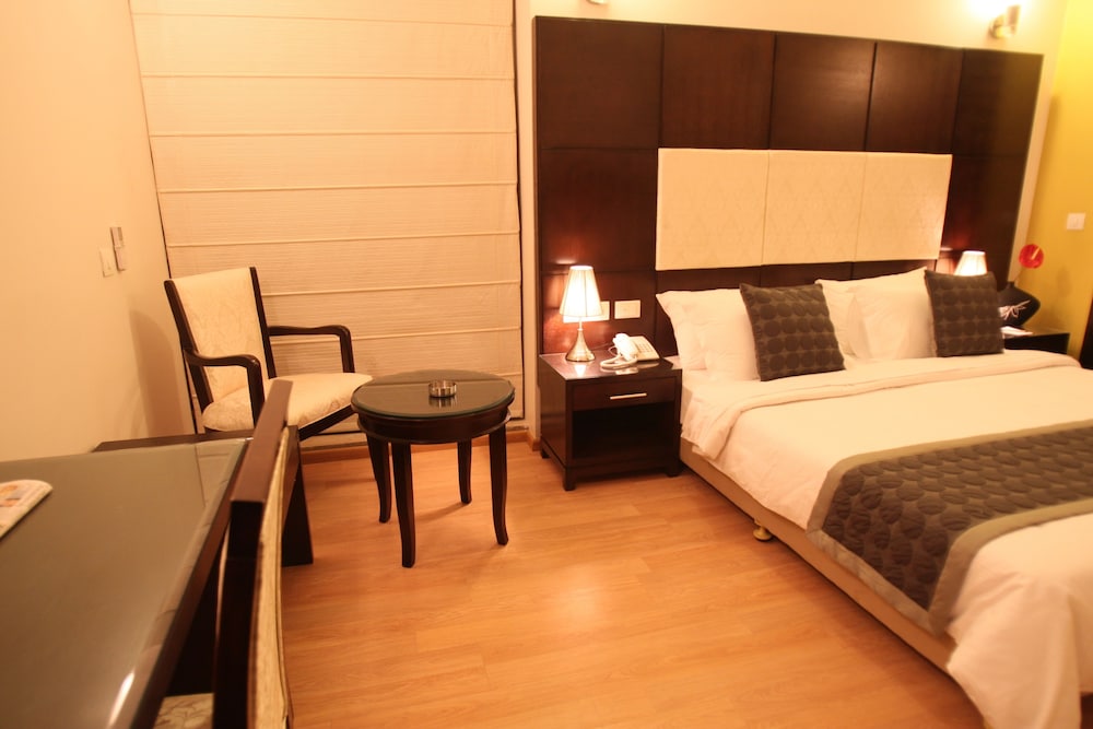 Emblem Hotel 14/67