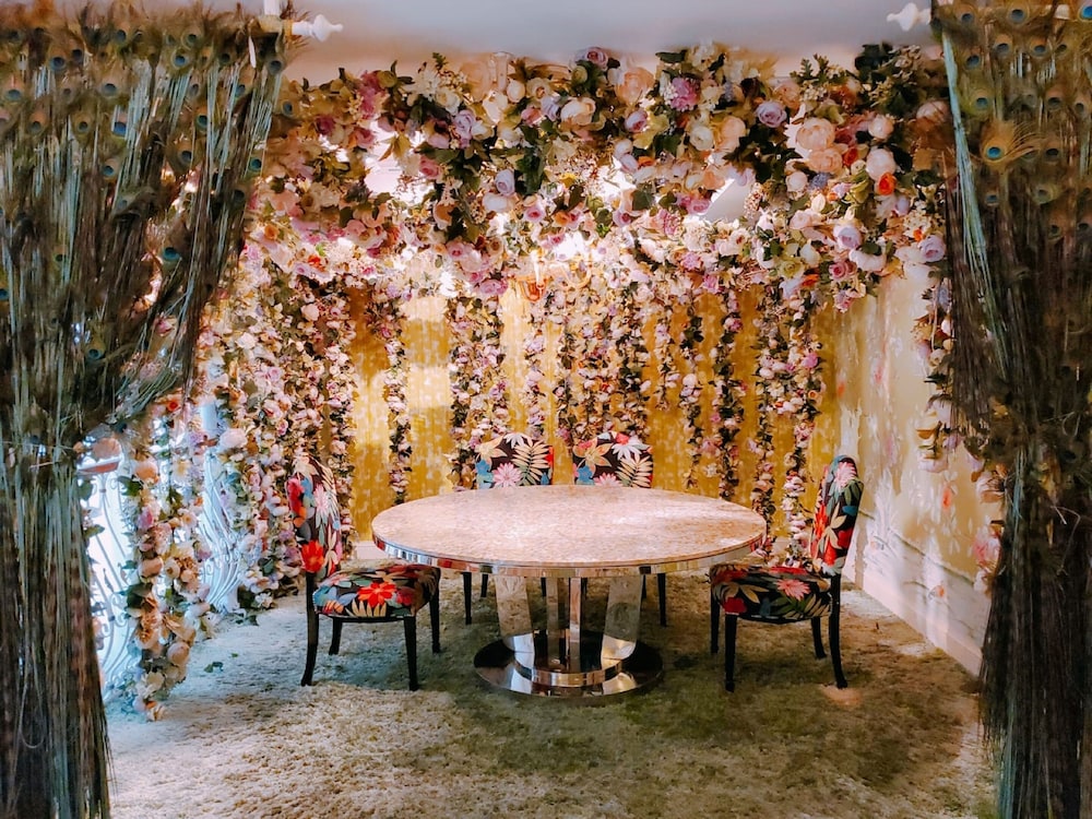 The Luxe Manor Hotel 37/41