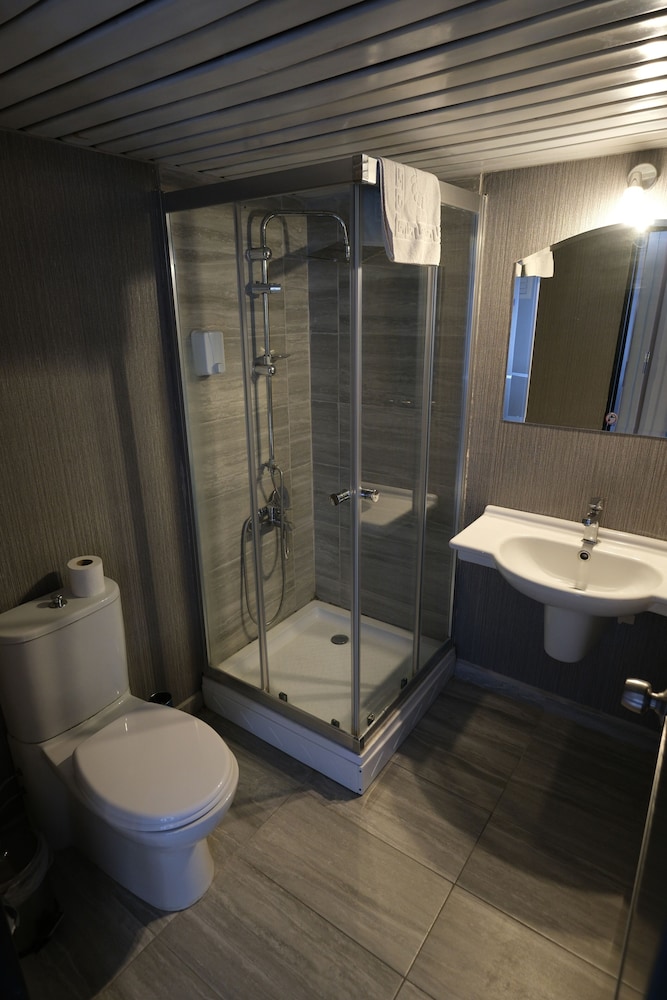 Üstün Otel Alsancak 46/48