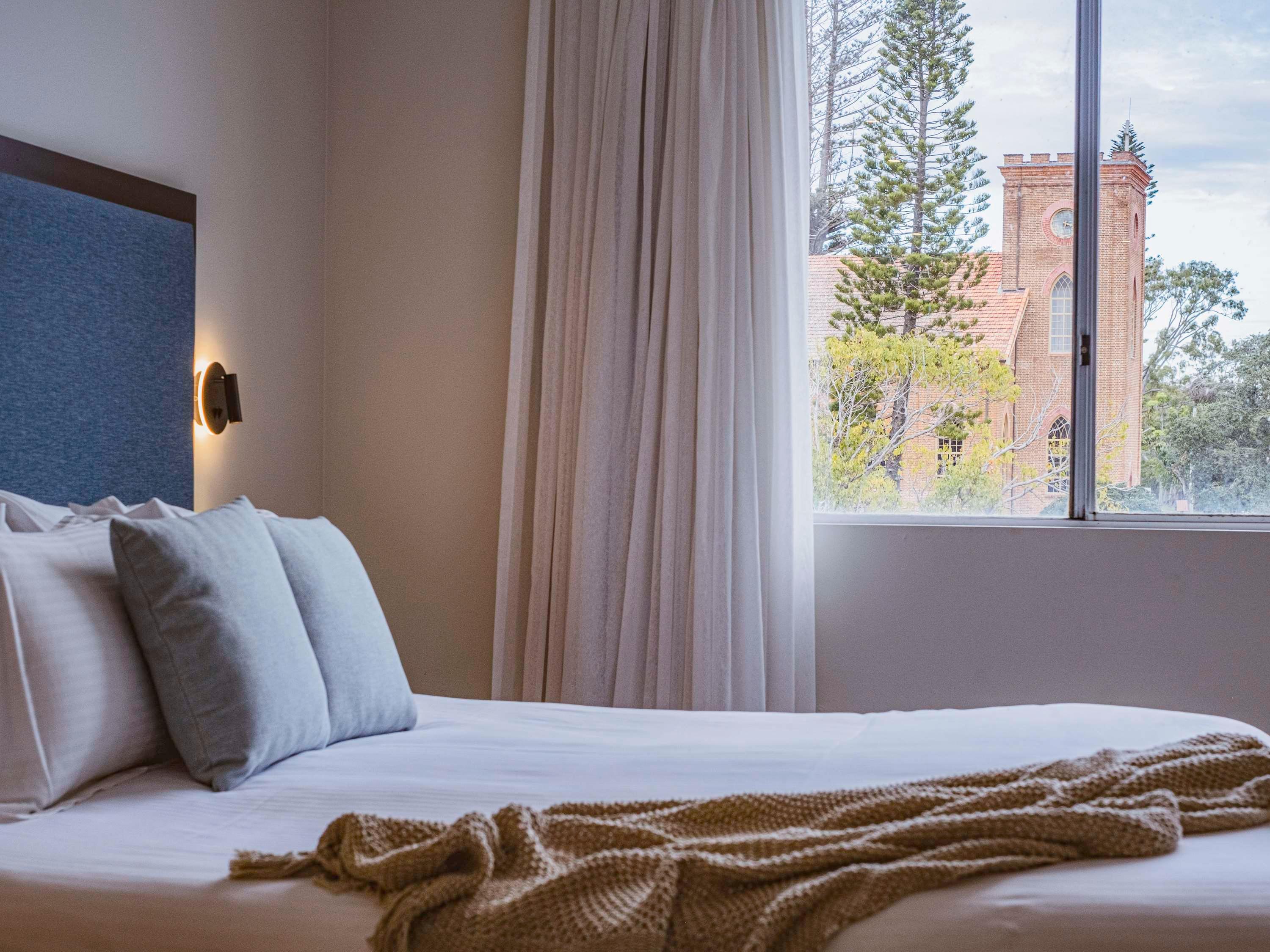 ROOM, QUEEN BED, BALCONY