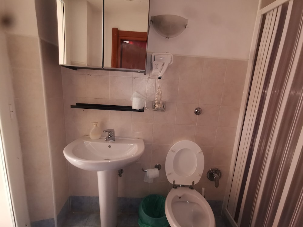 Roman Holidays Hostel 48/50