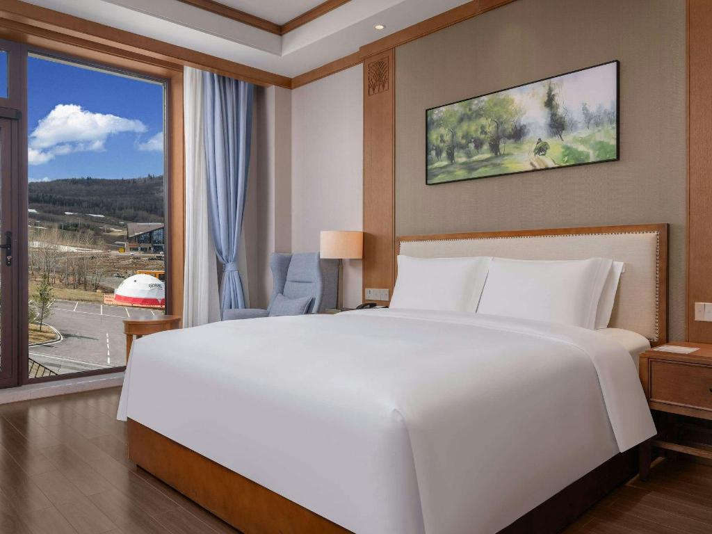 1 Bedroom, Swiss, Suite, King Bed, Mountain View, Swissotel Resort Changbaishan 3/8