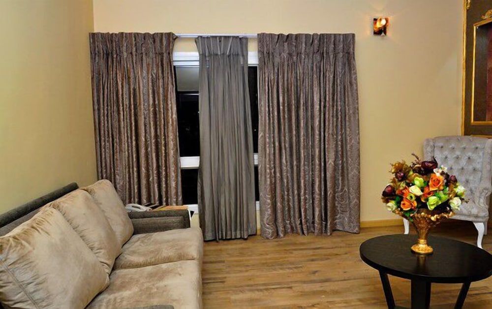 Sandralia Hotel 24/44