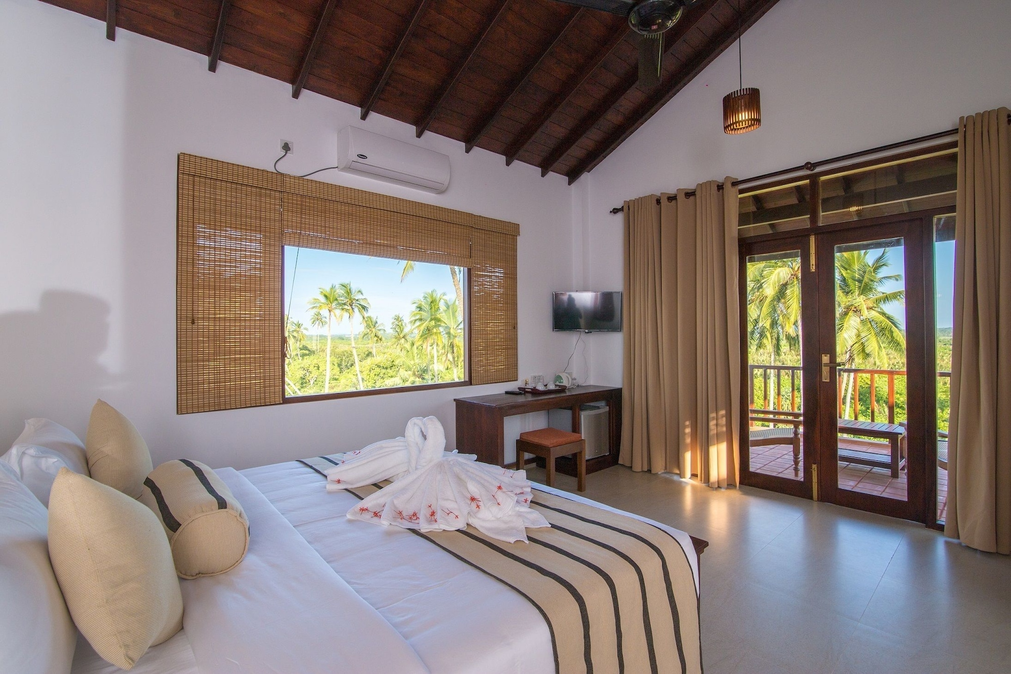 DELUXE, DOUBLE OR TWIN BED, OCEAN VIEW, BALCONY