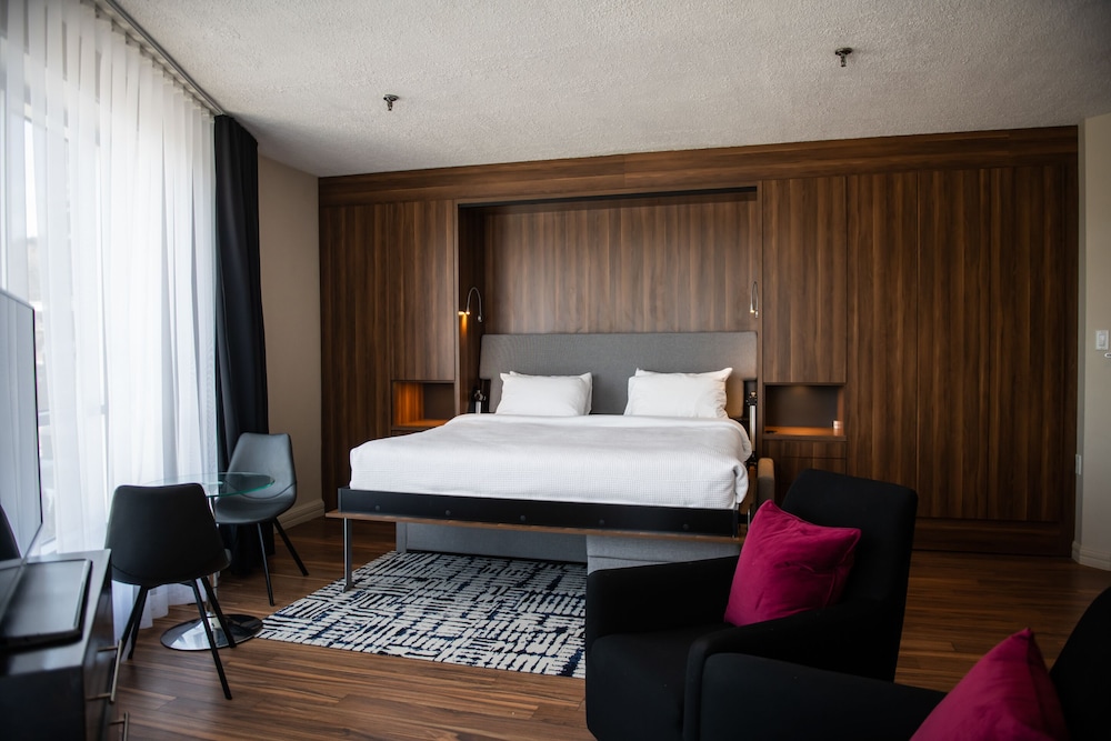 Panoramic, King Bed, City View, Executive Level