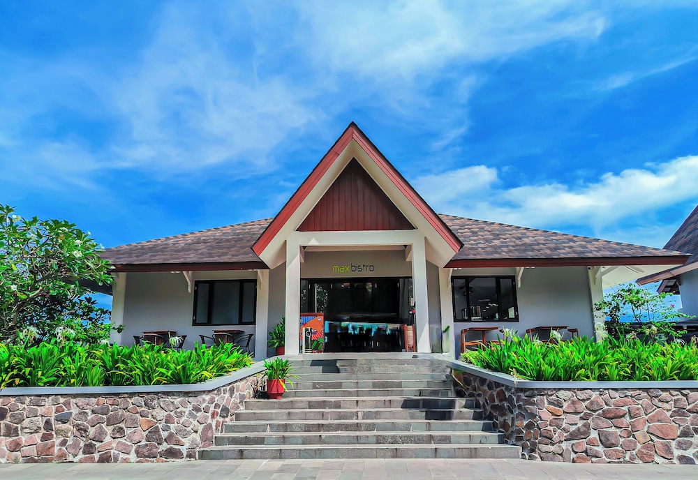 MaxOneHotels.com at Anyer 3/42