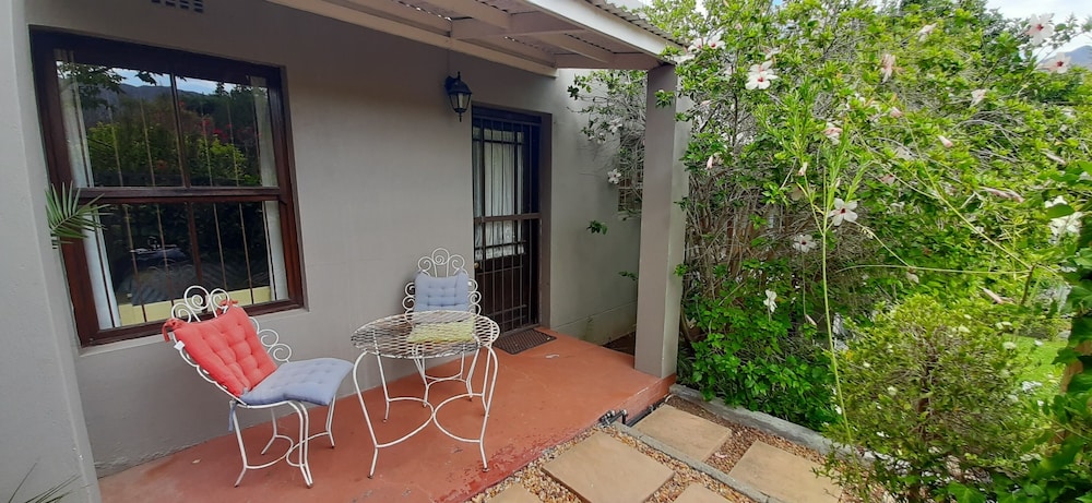 Abigails Garden Cottage [VR] 3/41