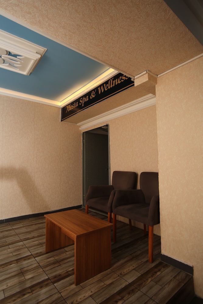 Grand Silay Hotel 46/50