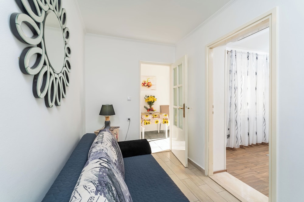 Apartments Lora 2/50
