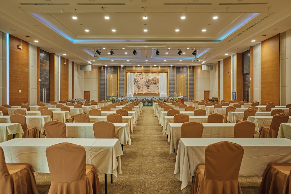 Welcome World Beachfront Resort 37/47