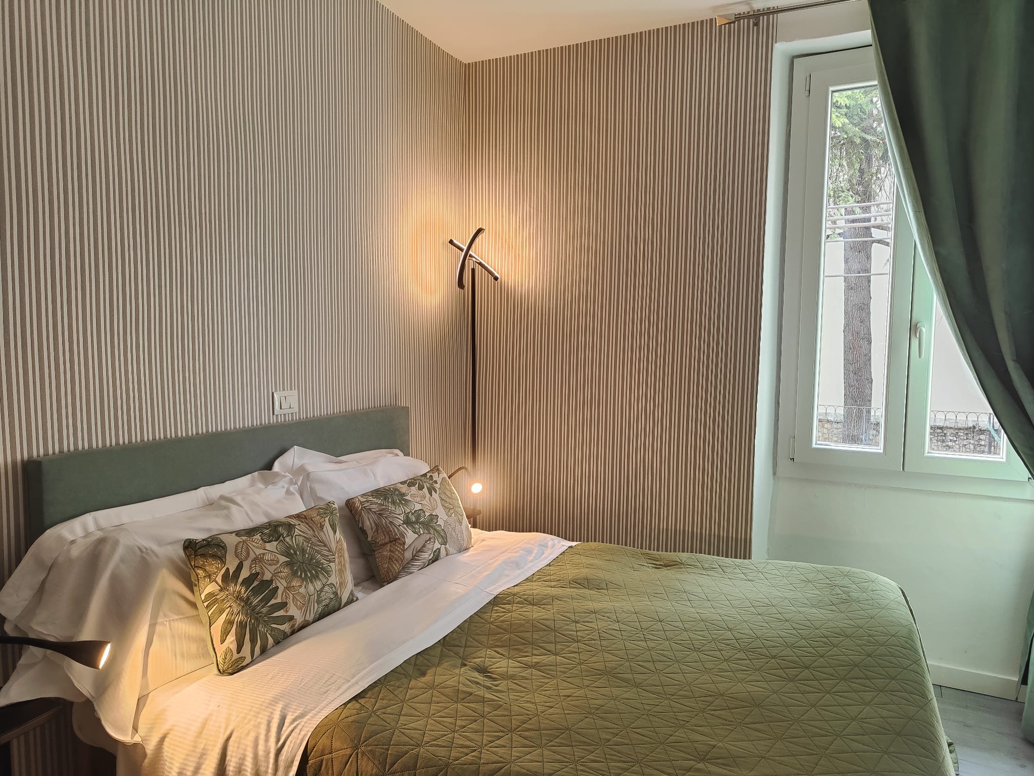 ROOM, DOUBLE BED, SMALL