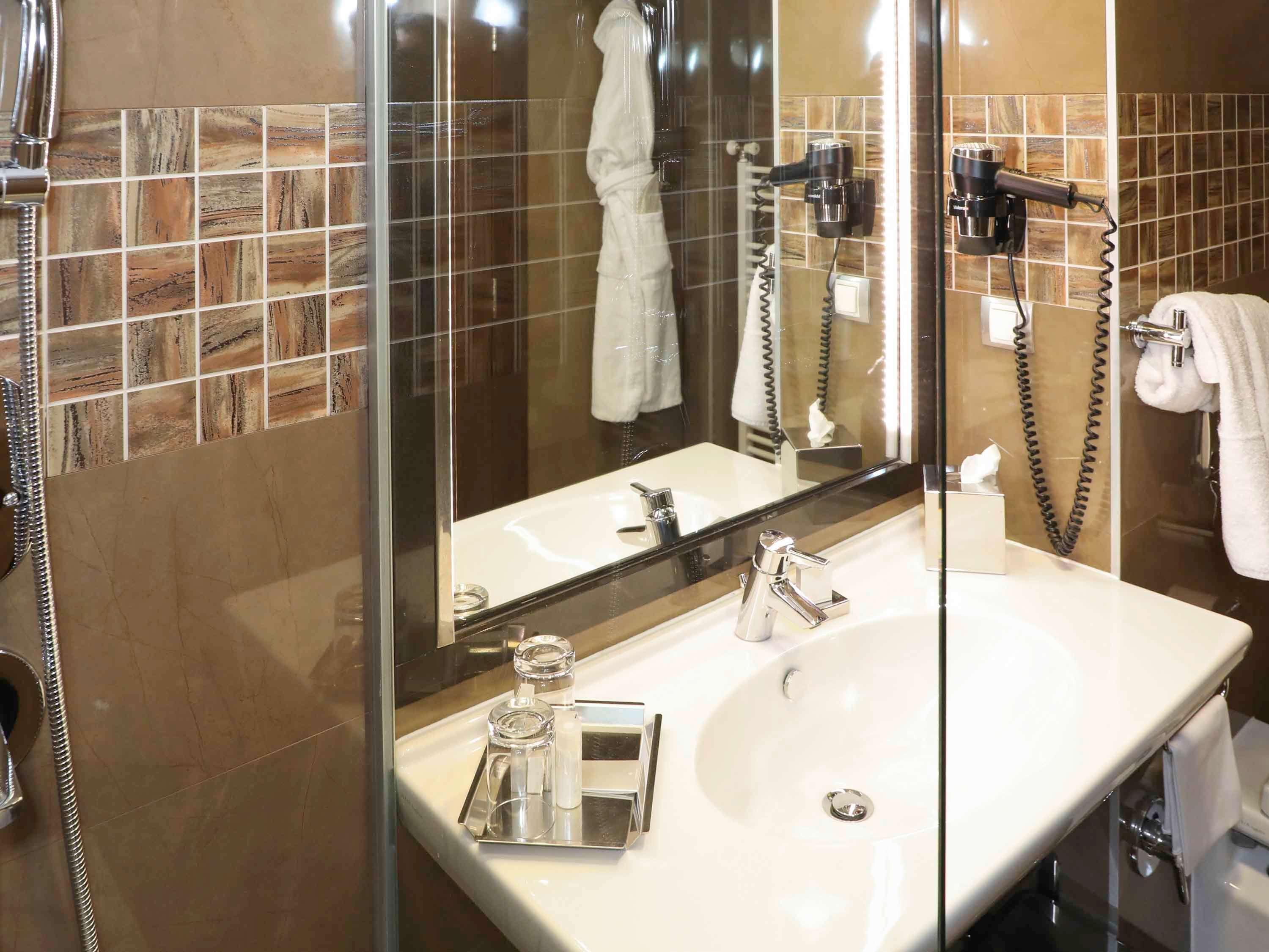 Junior Suite, King Bed, Sofa, Living Area, Hot Tub, Lane Side، Movenpick Hotel Sarajevo 3/3