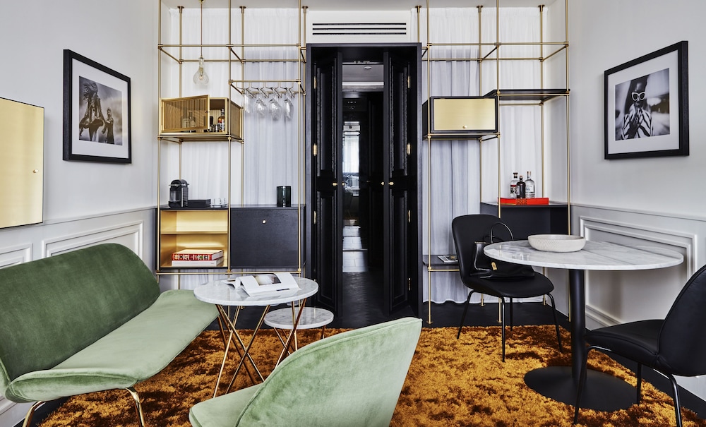 Roomers Munich, Autograph Collection 46/56