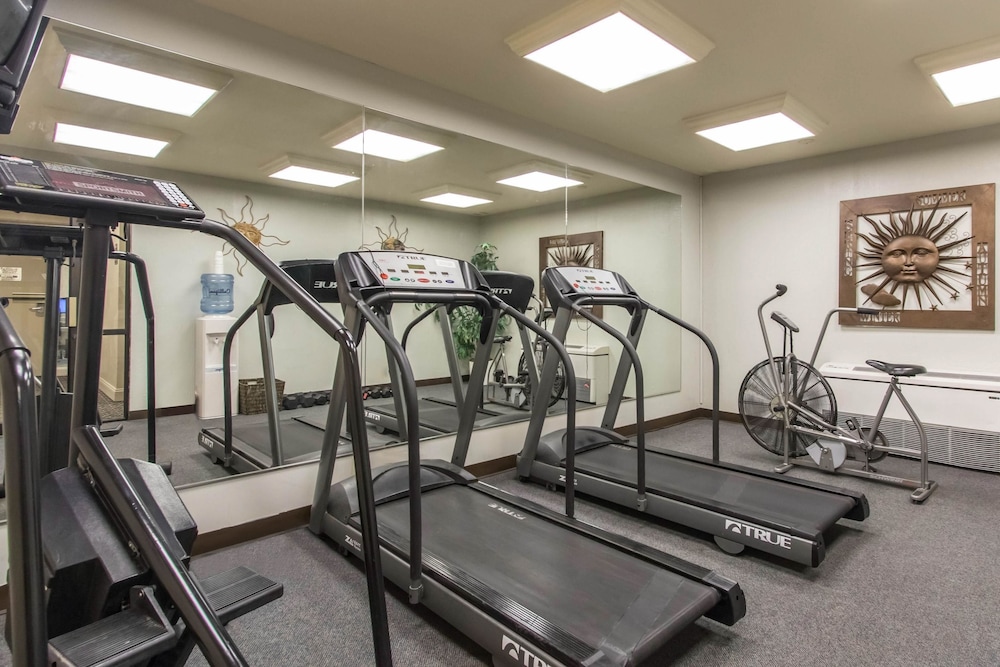 Econo Lodge Inn and Suites Joplin MO 25/42