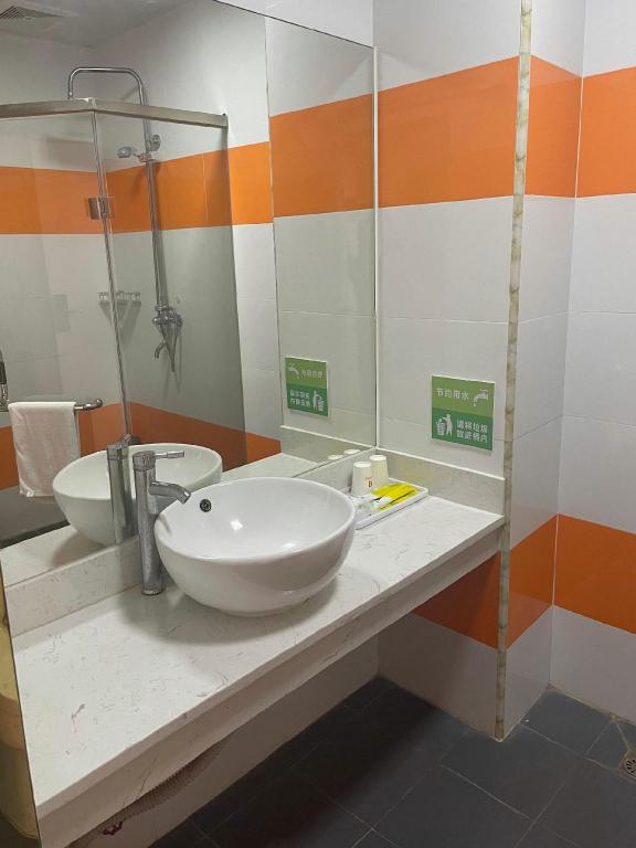7 Days Inn (Zhuhai Haiquanwan Pingsha) 50/55