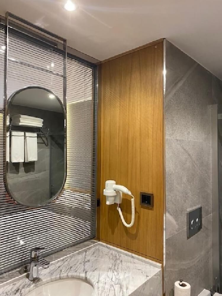 Bella Hotel 45/45