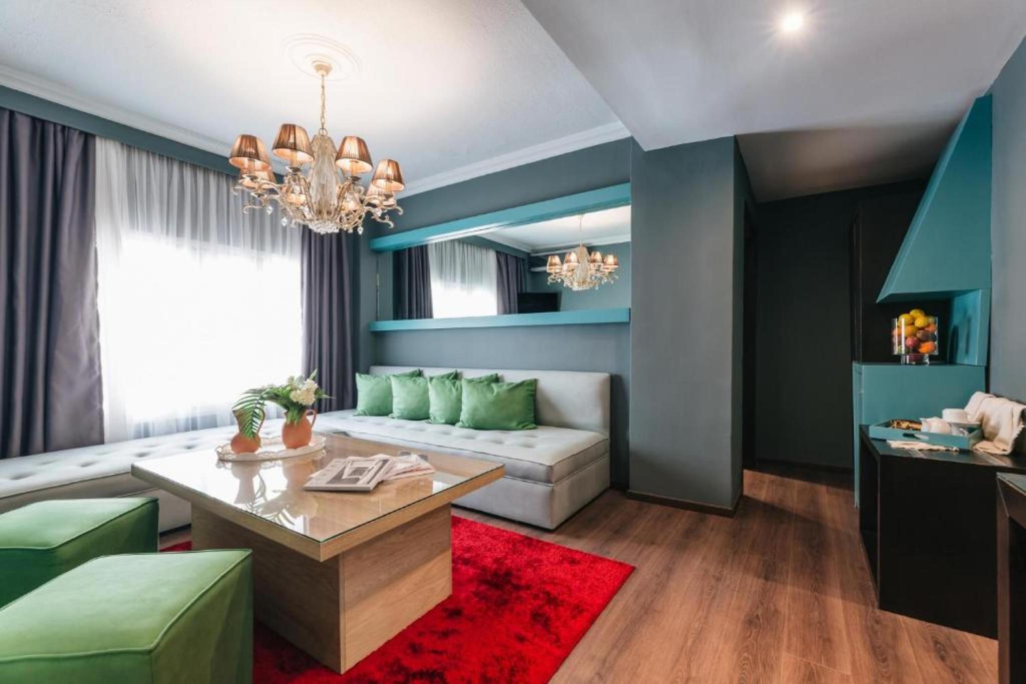 SUITE, QUEEN BED