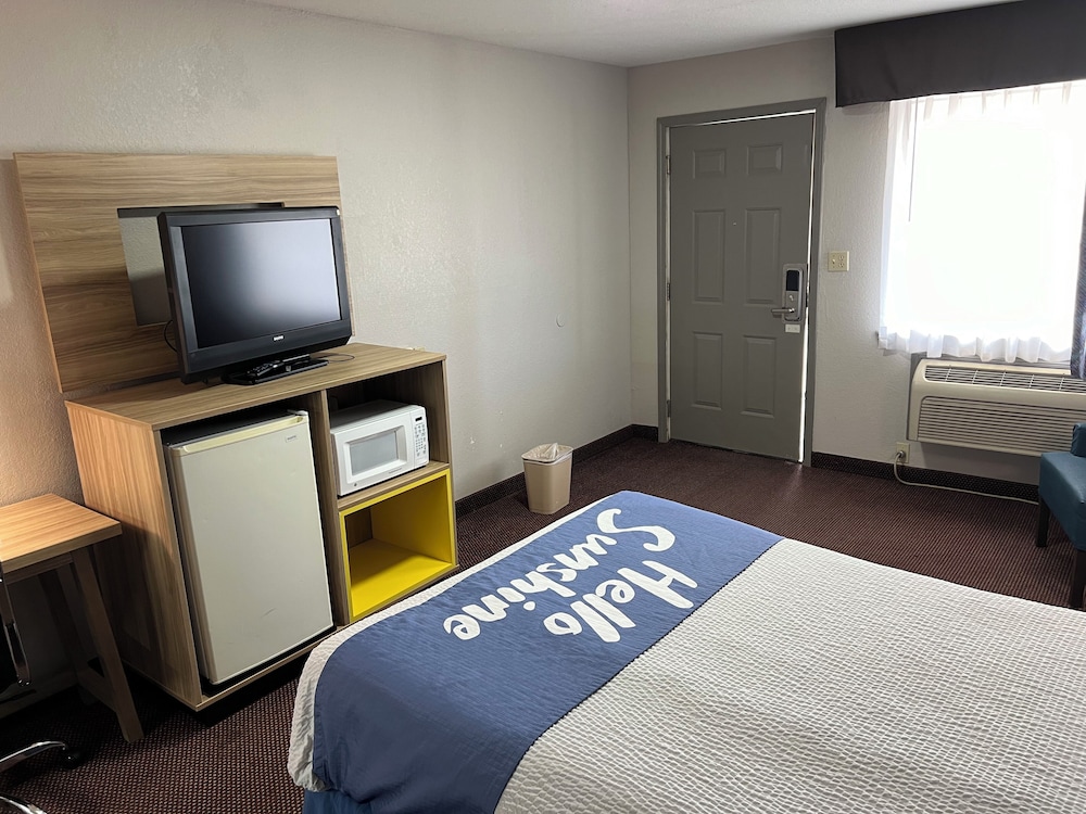Days Inn by Wyndham Pratt 48/54