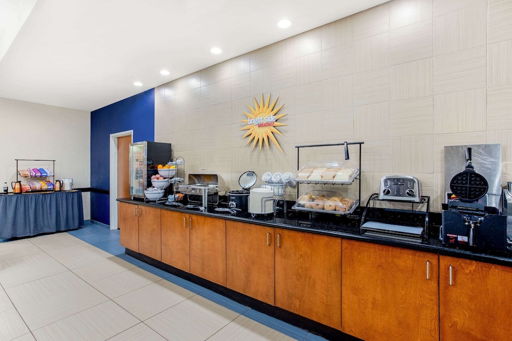 Spark by Hilton Plainfield Indianapolis Airport 5/43