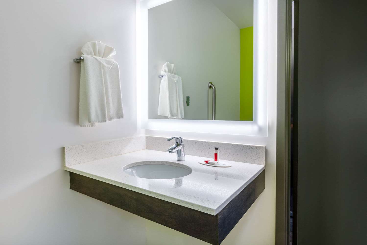 Super 8 by Wyndham Winnipeg East MB 29/31