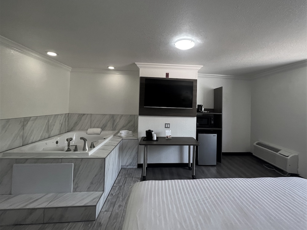 DELUXE, SINGLE, KING BED, JETTED TUB