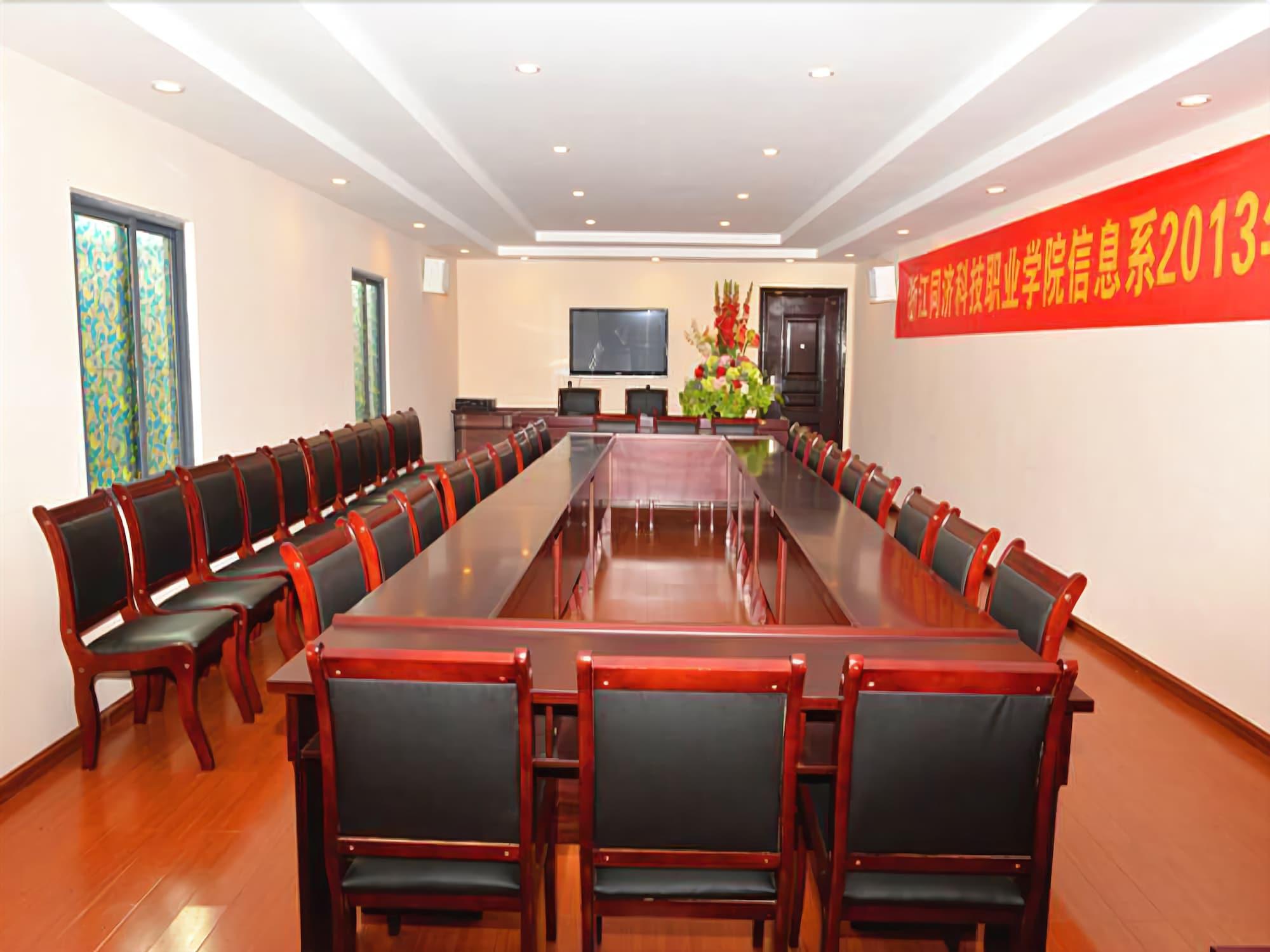 Greentree Inn Zhejiang Jiaxing Zhapu Jiulong Mountain Express Hotel 44/46