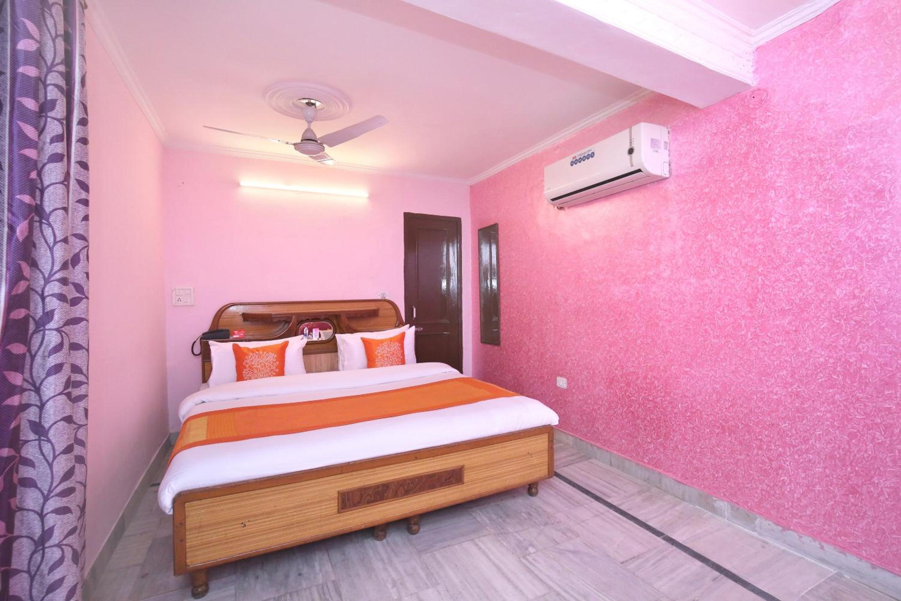 Oyo 10384 Hotel Rajesh Palace 15/30