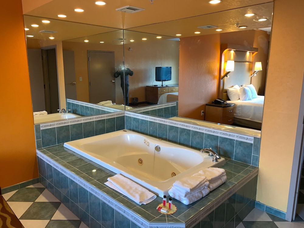 Days Inn & Suites by Wyndham Albany 3/48