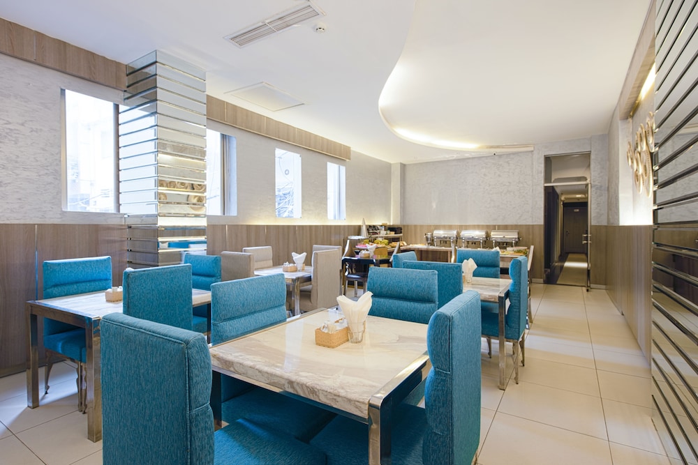 A&EM Corp - The Petit Hotel 25/37