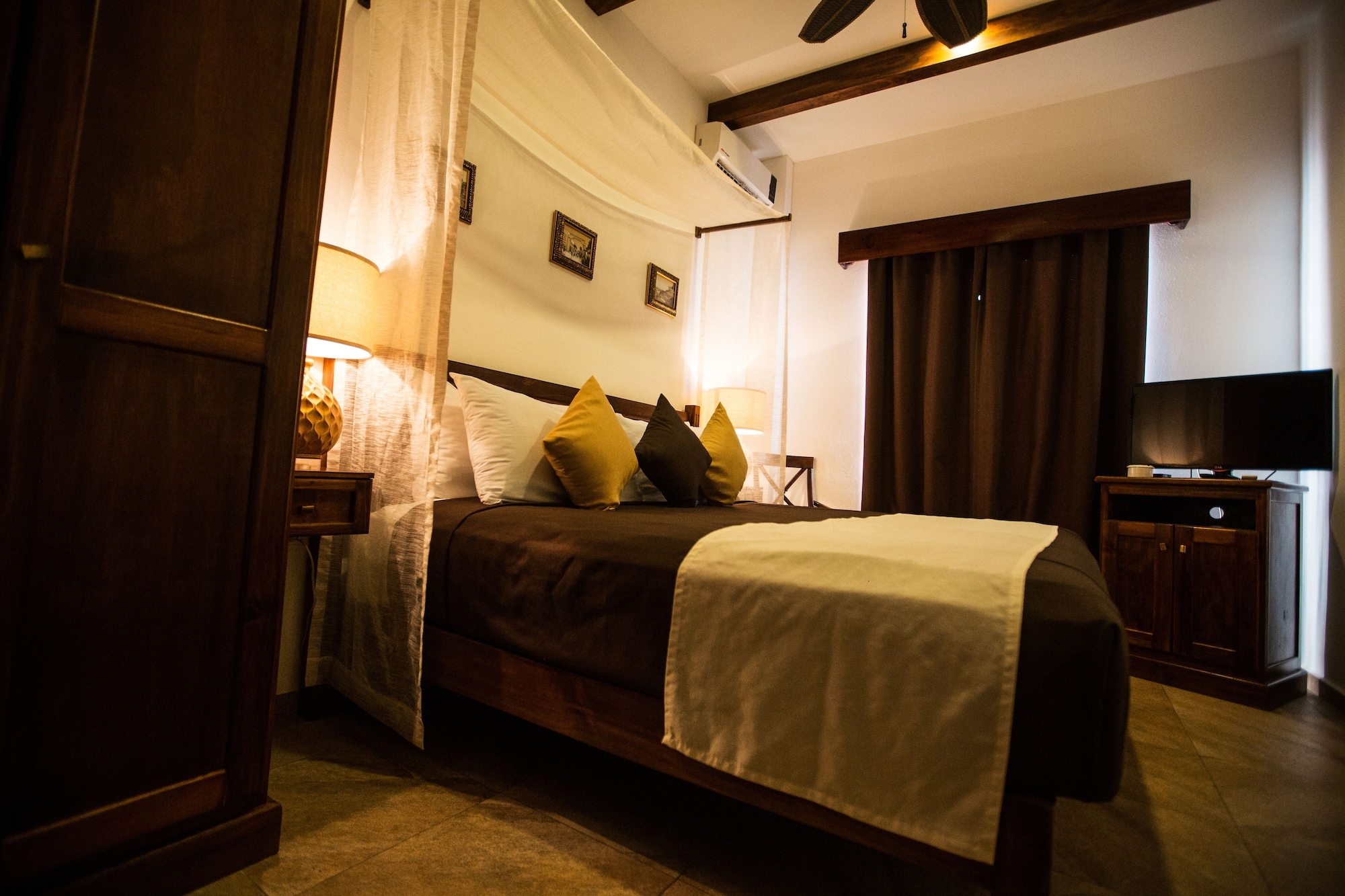 DELUXE, DOUBLE BED, BATHTUB, GARDEN AREA
