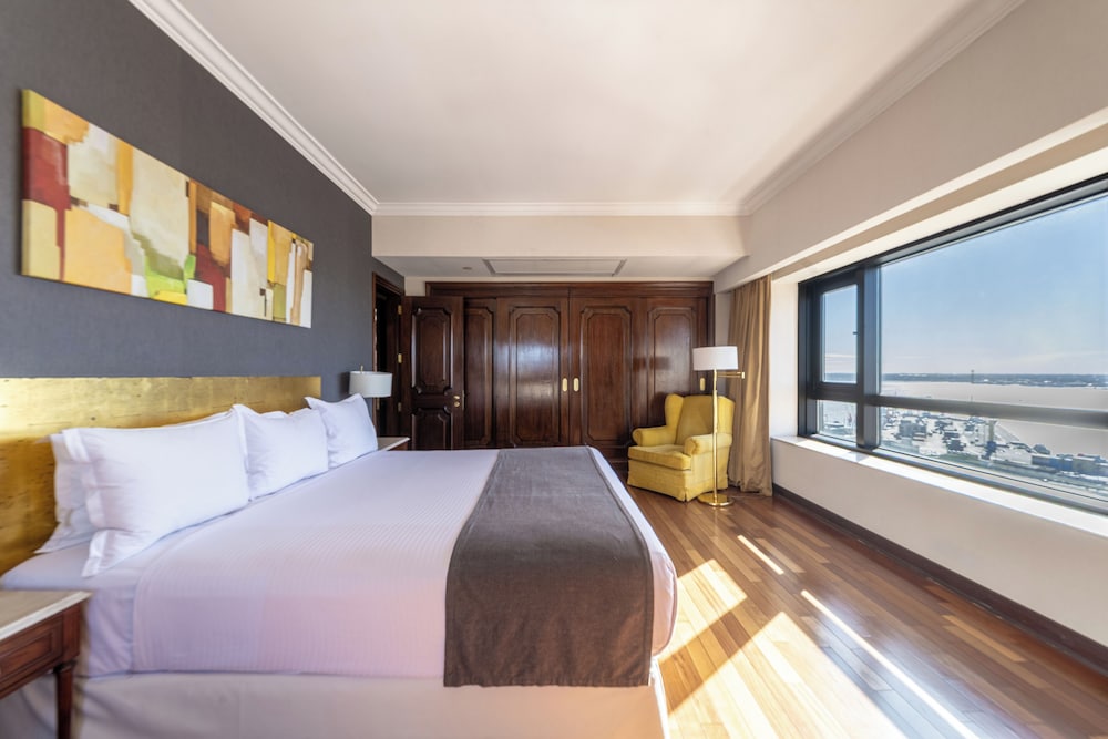 Ambassador, Executive, Suite, King Bed