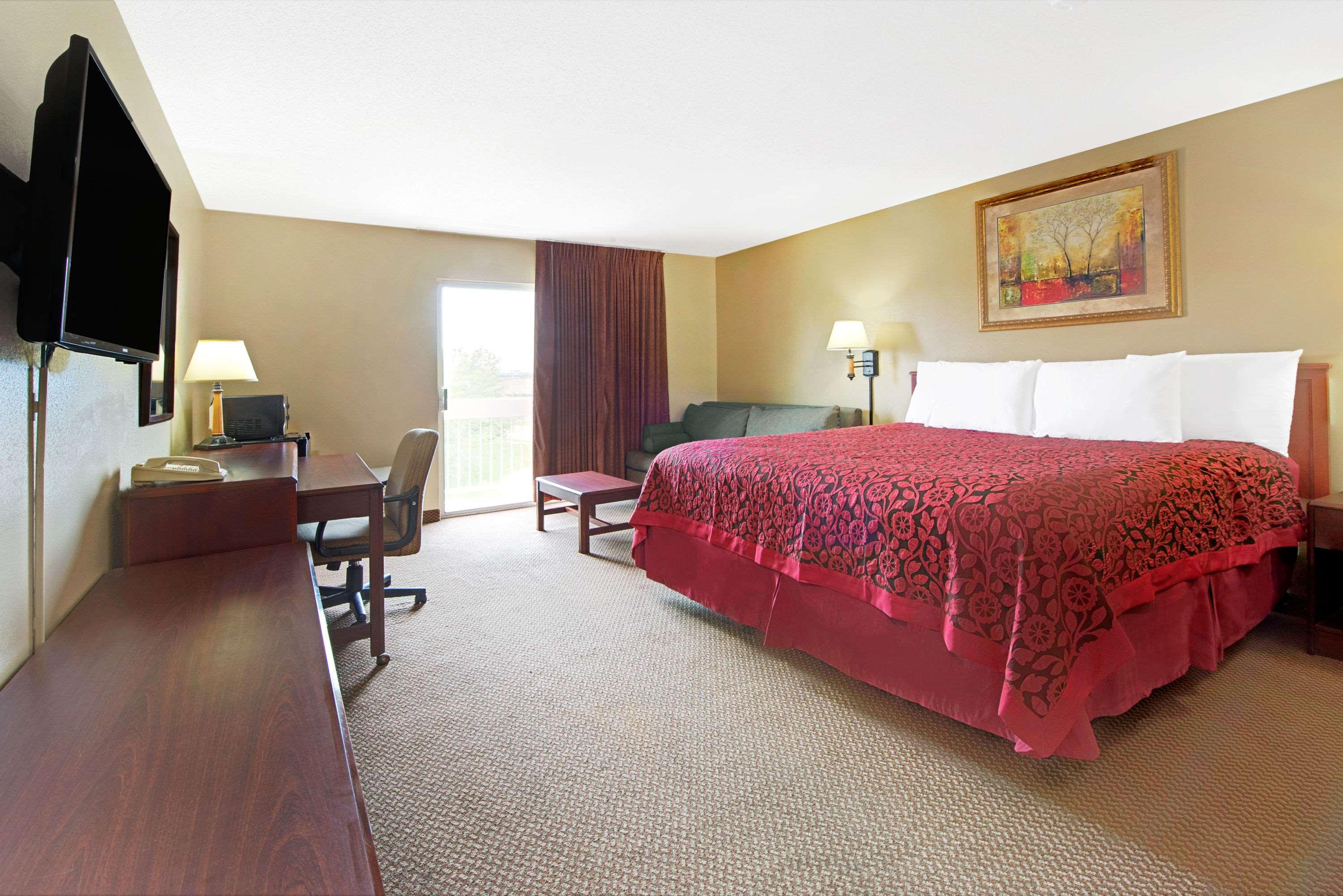Days Inn & Suites by Wyndham St. Louis/Westport Plaza 9/27