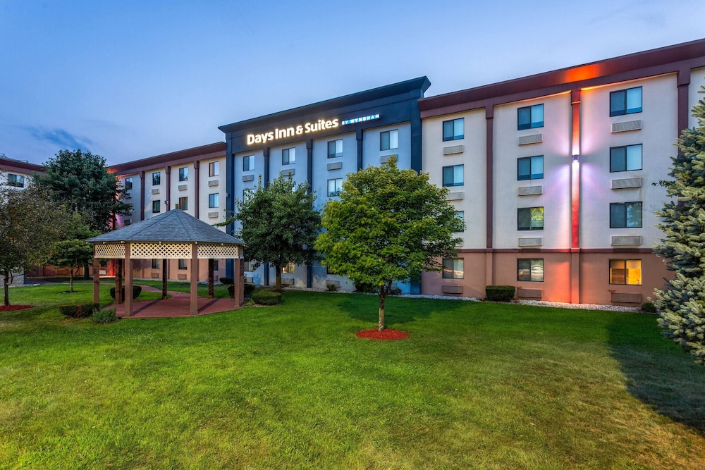 Days Inn and Suites by Wyndham Hammond, IN 45/50