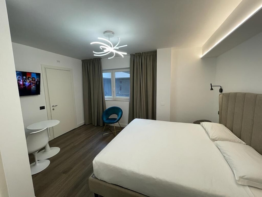 ROOM, DOUBLE BED