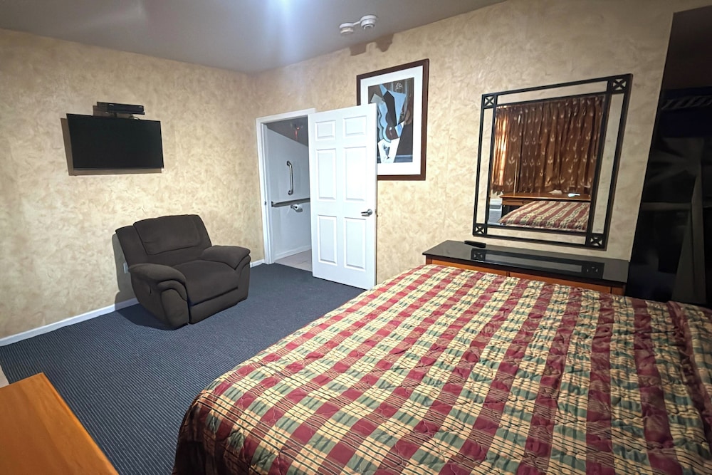 At 9 Motel Near Freehold I-195 15/38
