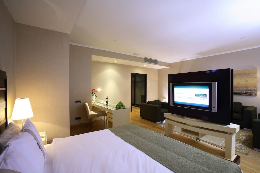 EXECUTIVE, SUITE