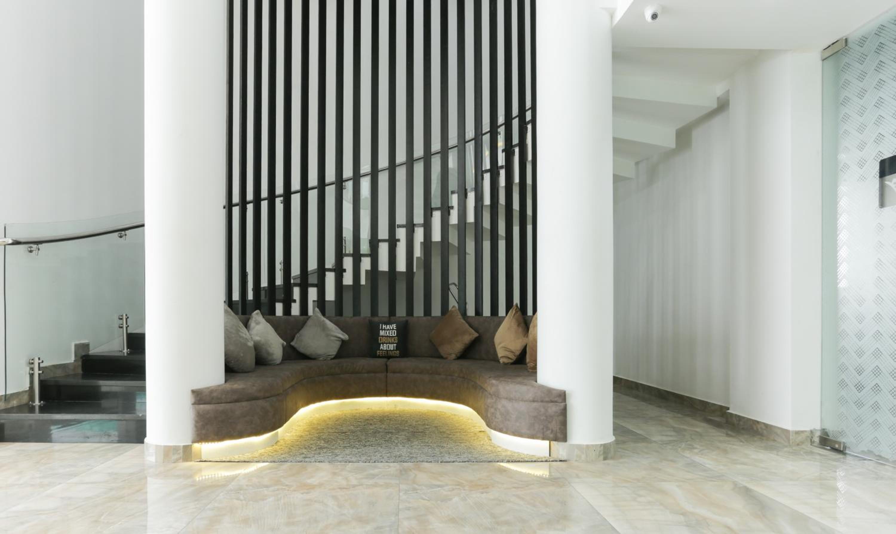 Hotel Crown Suites 21/26