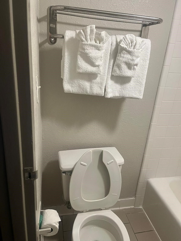 Days Inn & Suites by Wyndham Mobile 38/38