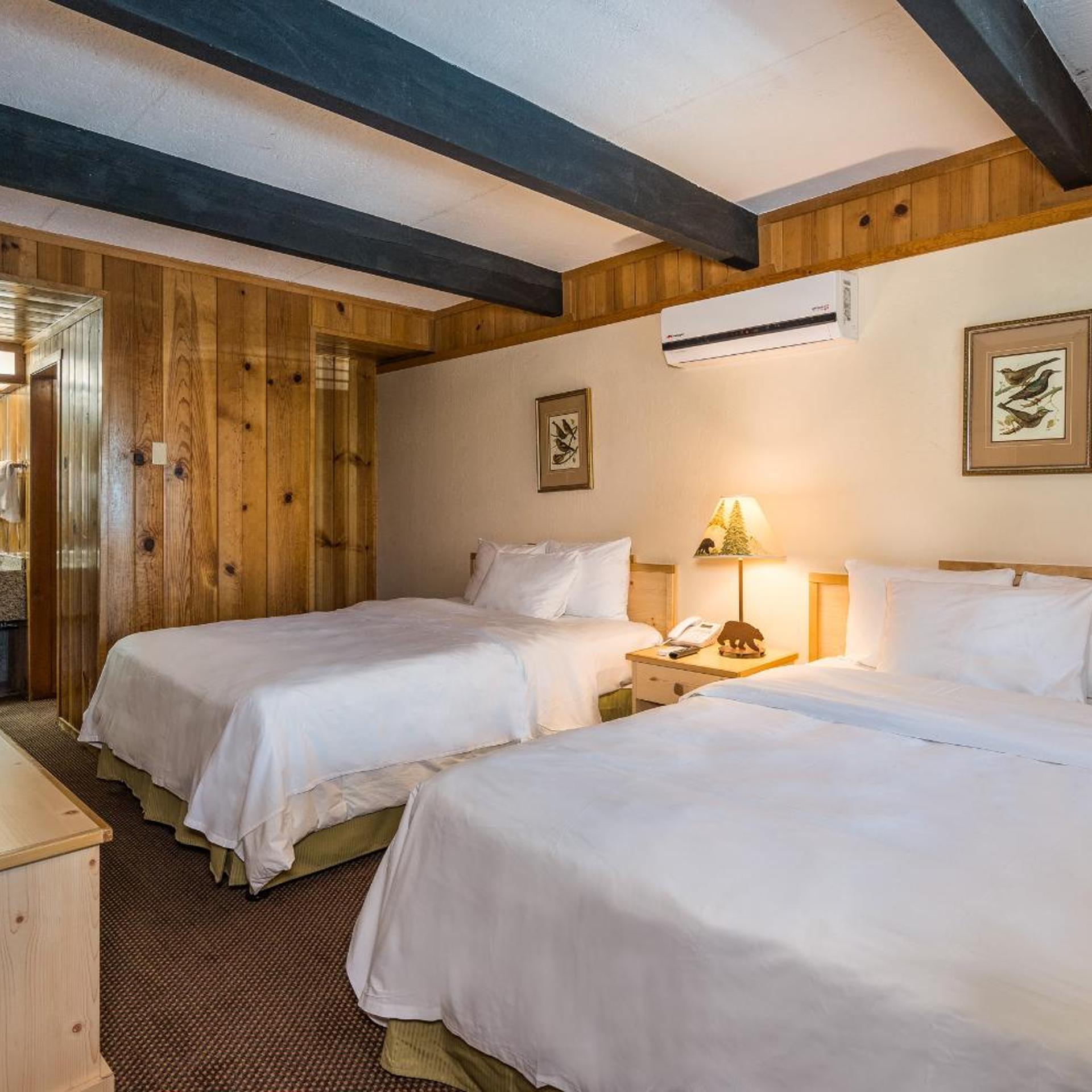 Deluxe, 2 Queen Beds, Sofa