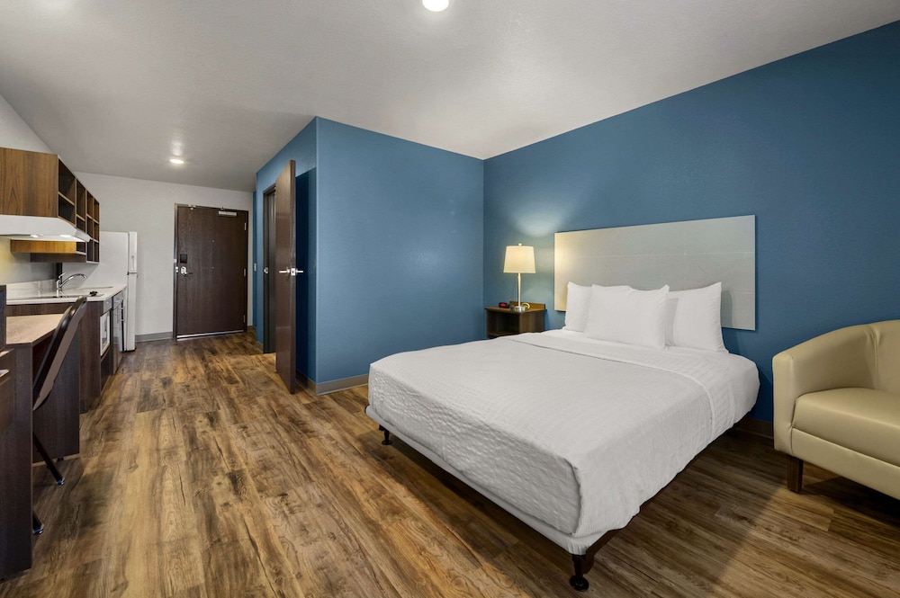 Suite, Queen Bed, Accessible