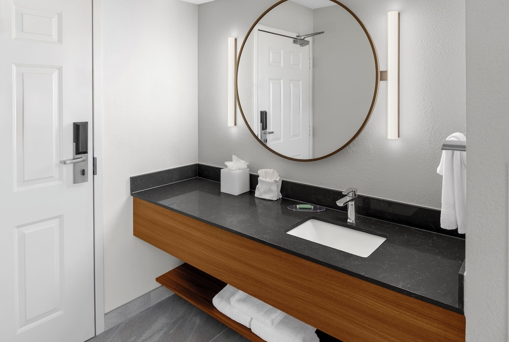 Fairfield Inn Suites San Francisco San Carlos 50/50