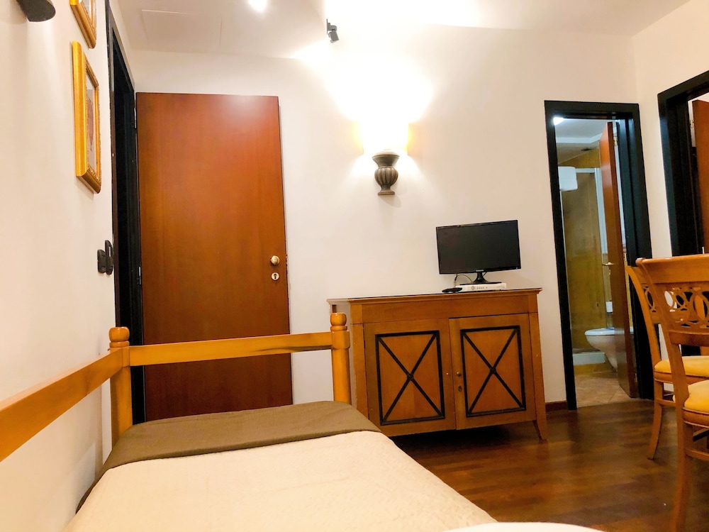 Florio Opera Hotel 3/65