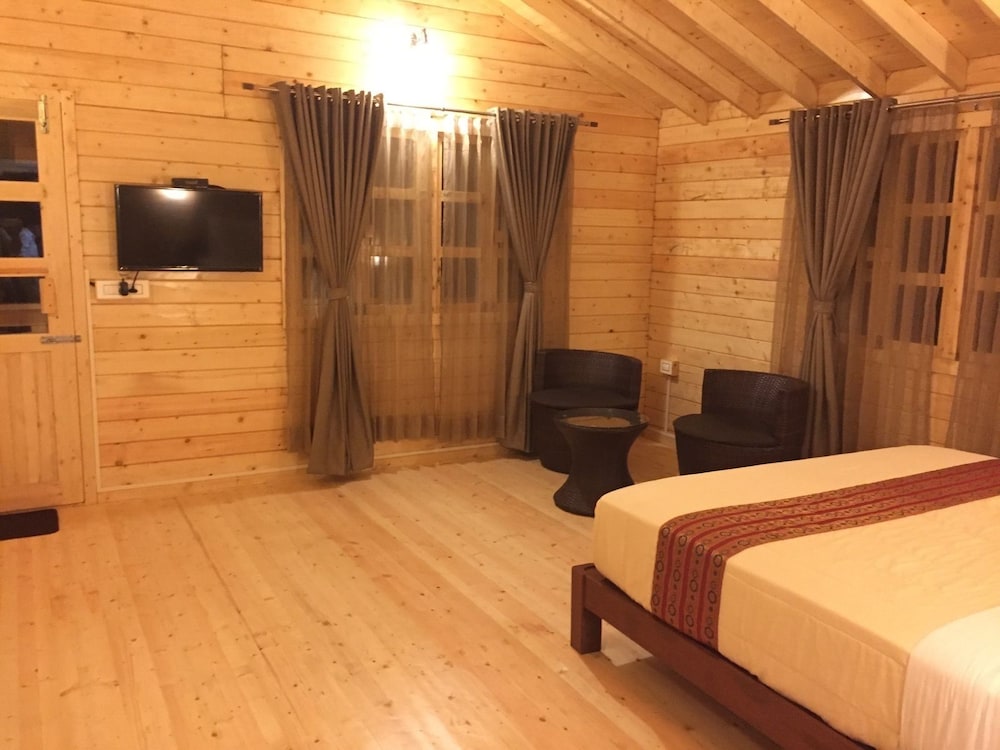PORCUPINE CASTLE RESORT 10/26