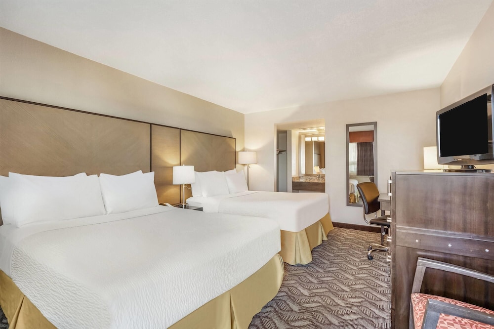 Room, 2 Queen Beds, Exterior Entrance