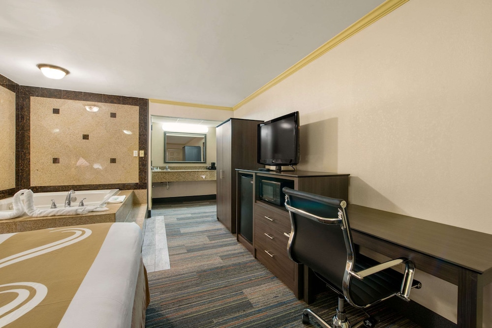 HIBISCUS Inn & Suites 42/43