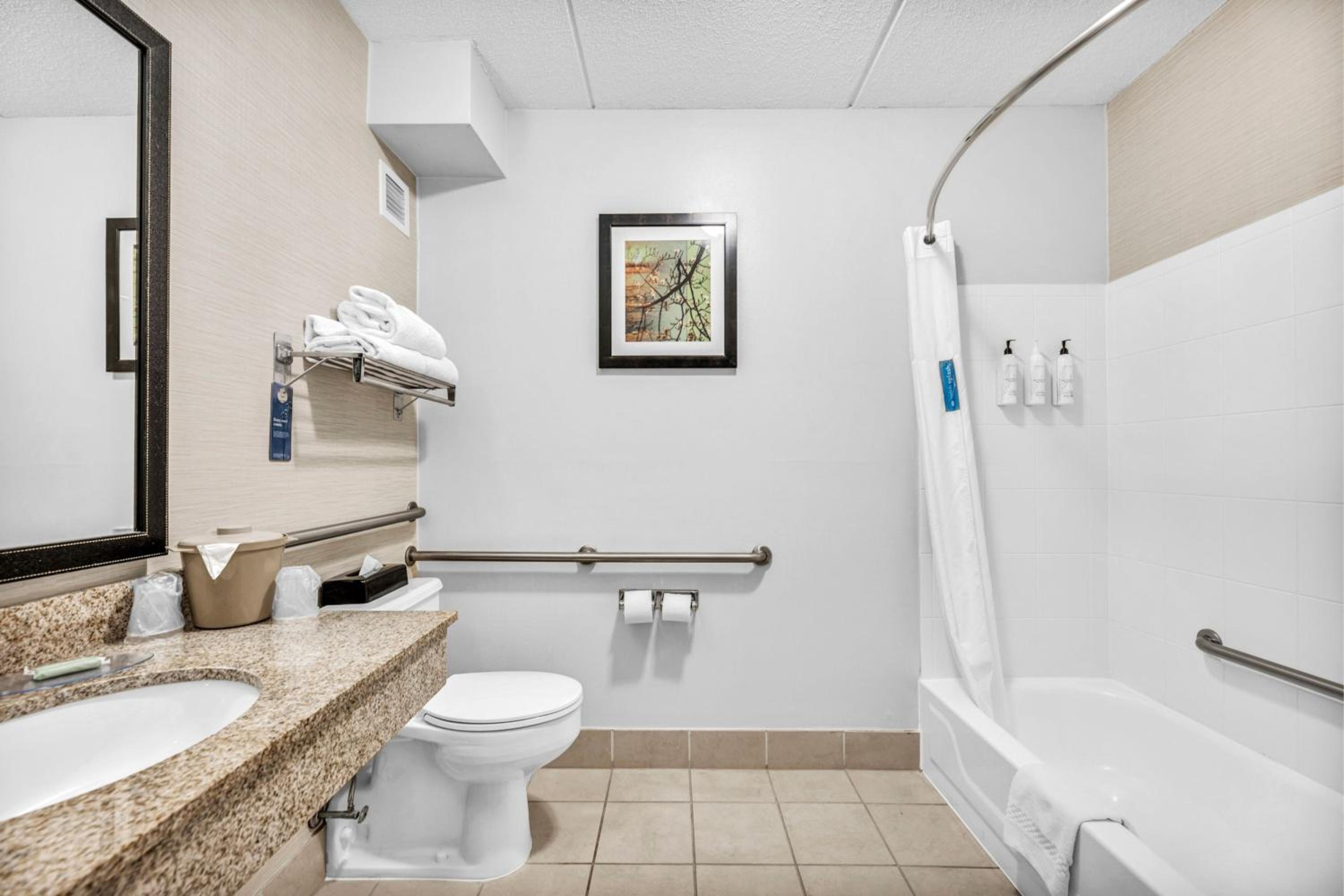 غرفة بسرير كينج بحوض استحمام لذوي الإعاقة، FAIRFIELD INN AND SUITES LUMBERTON 4/8