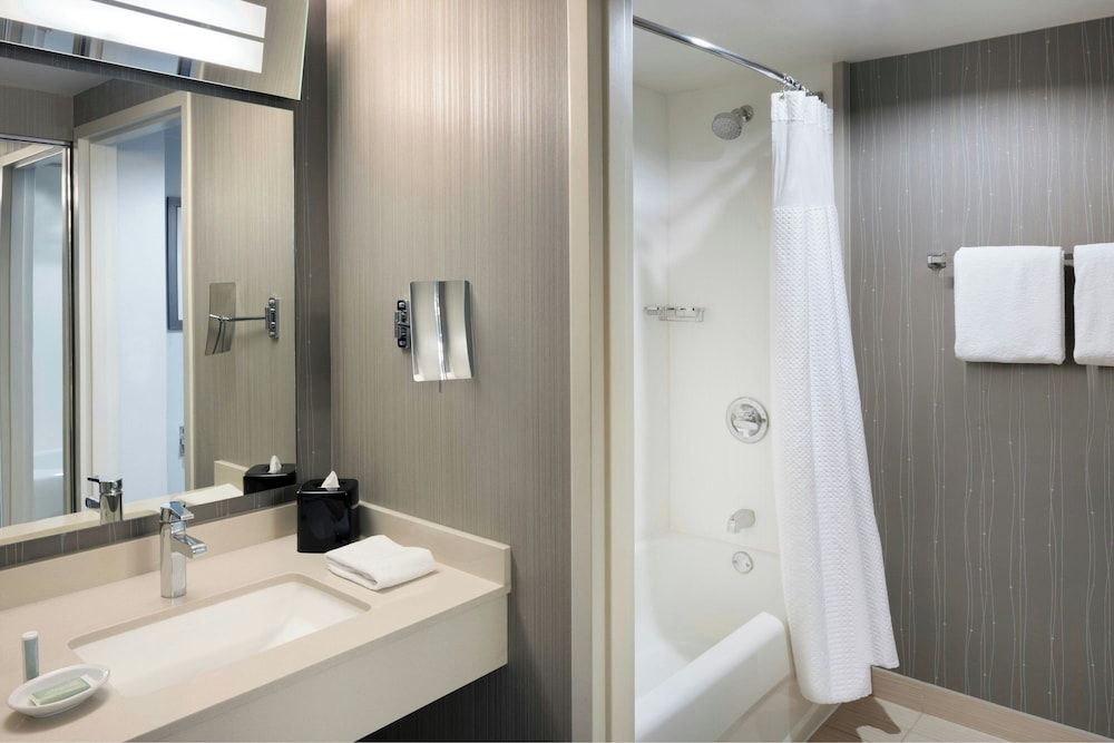غرفة بسريرين كوين لذوي الإعاقة، Courtyard Chicago Downtown/Magnificent Mile 2/5