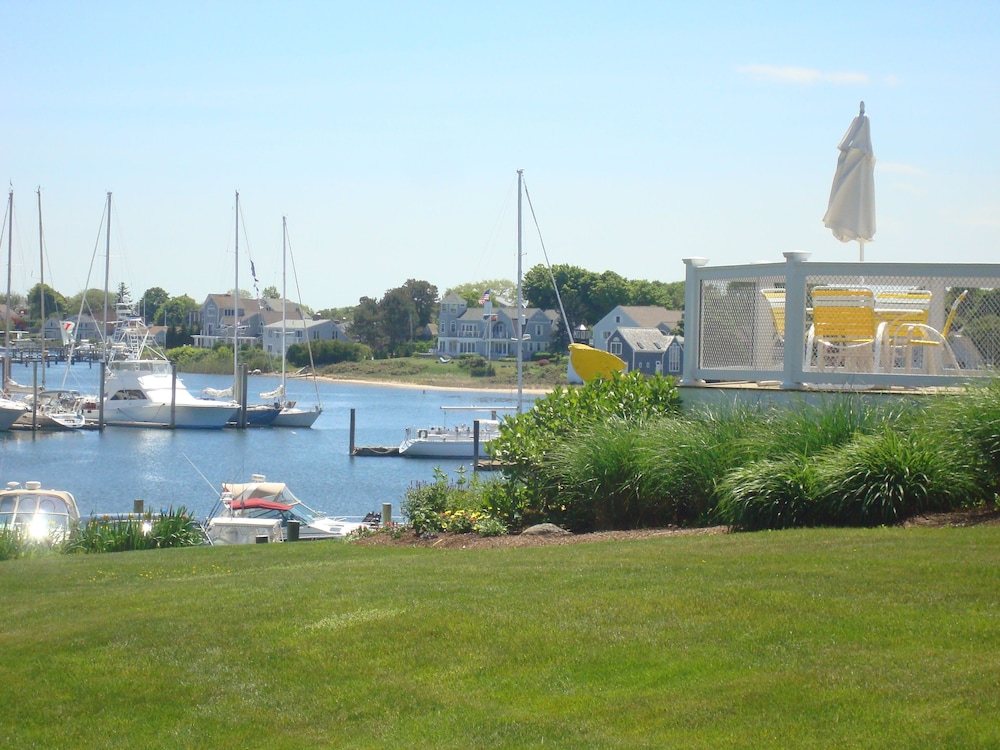 Anchor In Distinctive Waterfront Lodging 9/65