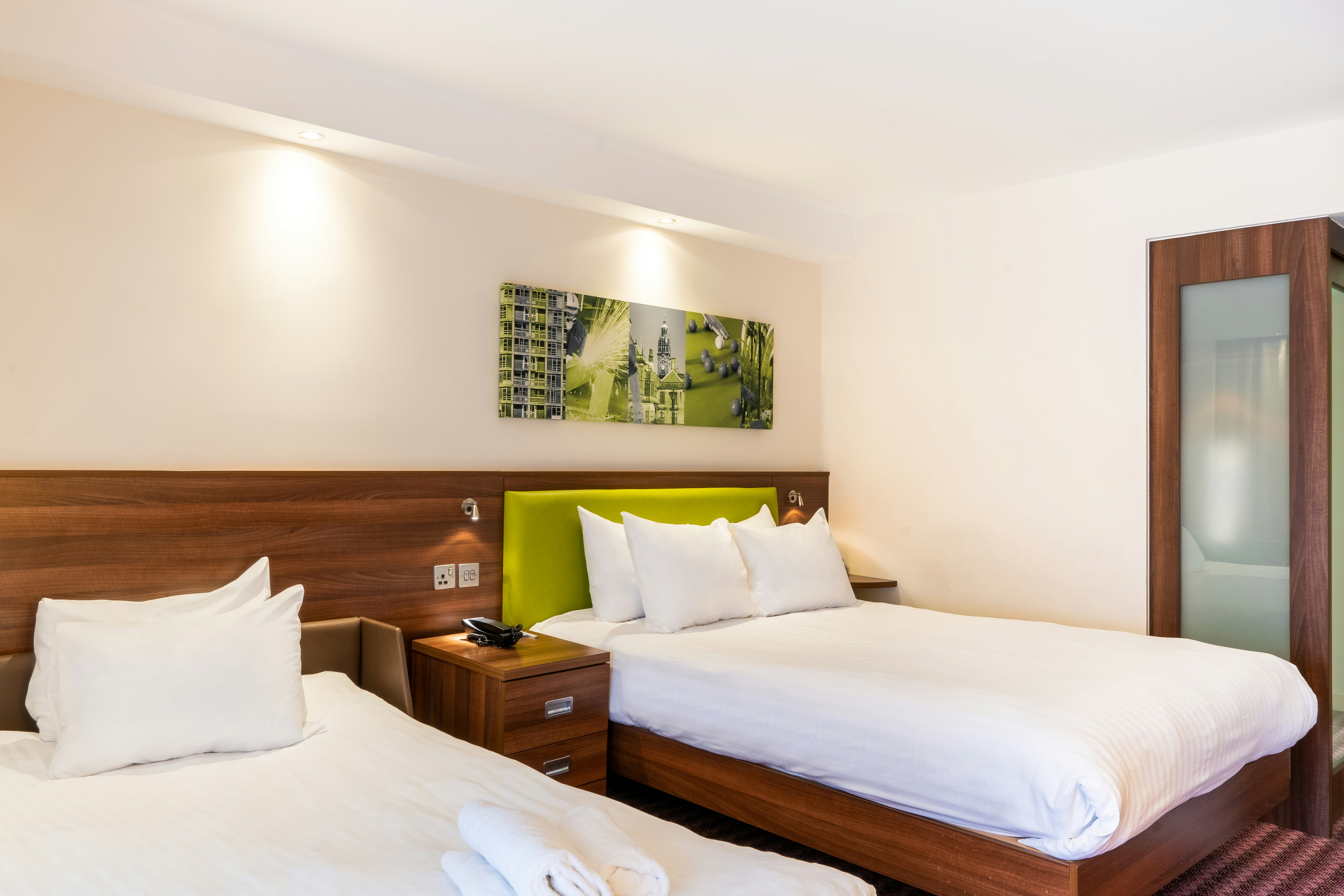 ROOM, TWIN BEDS